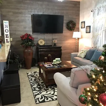 Cozy & Spacious Condo 10Min Walk To Beach